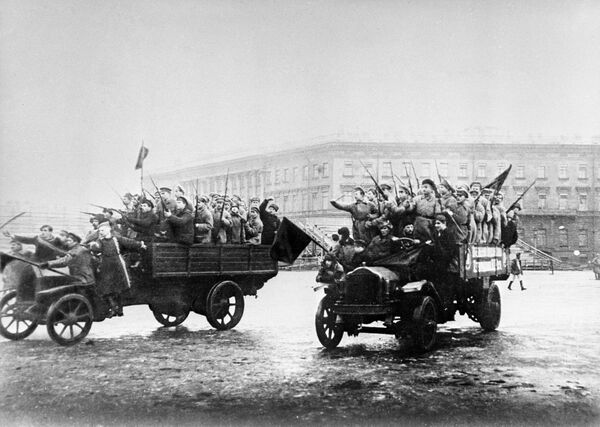 Отряды вооруженных матросов и солдат направляются к Зимнему дворцу. Октябрьские дни 1917 года - Sputnik Латвия