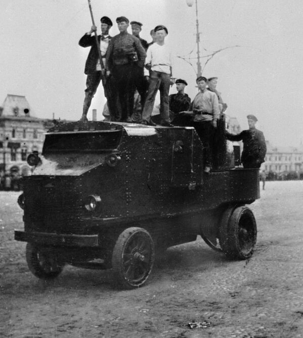 Рабочие на броневике на Красной площади в Москве, 1917 год Рабочие на броневике на Красной площади в Москве, 1917 год - Sputnik Латвия