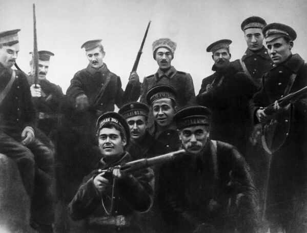Матросы-балтийцы, участники штурма Зимнего дворца в Петрограде в октябре 1917 года - Sputnik Латвия