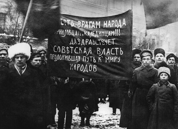 Демонстрация рабочих и солдат Петрограда. 25 октября (7 ноября) 1917 года - Sputnik Латвия