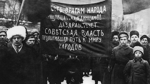 Демонстрация рабочих и солдат Петрограда. 25 октября (7 ноября) 1917 года - Sputnik Латвия