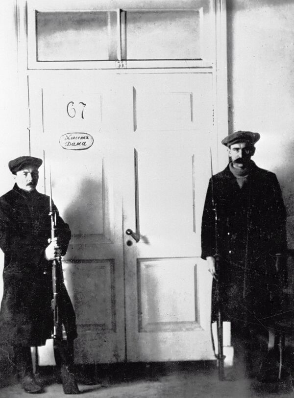 Часовые охраняют кабинет В. И. Ленина в Смольном. Петроград. 1917 год - Sputnik Латвия