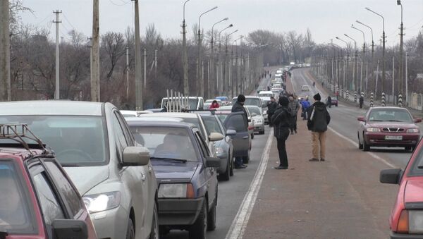 Сотни машин выстроились в очередь у КПП в Еленовке между ДНР и Украиной - Sputnik Латвия