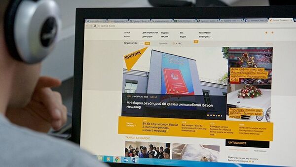 Экран монитора с сайтом Sputnik Таджикистан - Sputnik Latvija