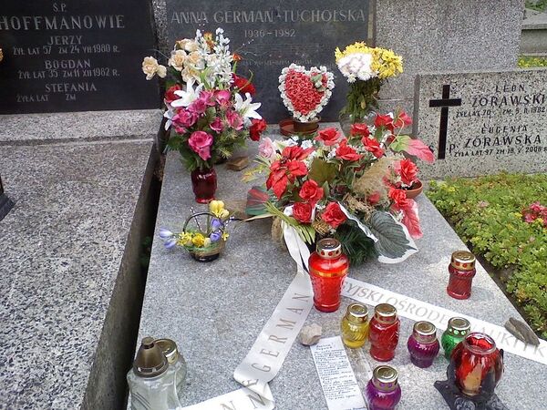 Цветы на могиле Анны Герман в Варшаве - Sputnik Латвия