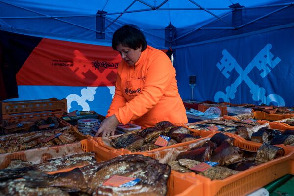 Копченая рыба на Рыбном дне Центрального рынка - Sputnik Latvija