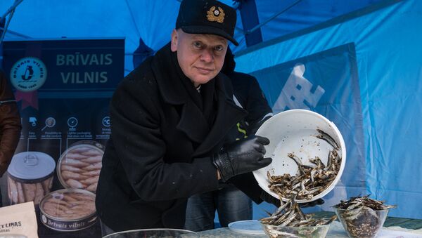Руководитель рыбоперерабатывающего завода Brīvais vilnis Арнольд Бабрис демонстрирует новый продукт - сушеные шпроты  - Sputnik Латвия