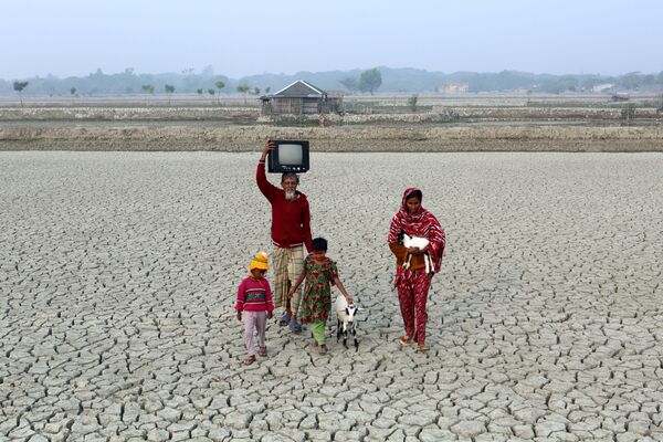 Снимок Drought of Bangladesh фотографа Pronob Ghosh, вошедший в шорт-лист конкурса Environmental Photographer of the Year 2017 - Sputnik Латвия