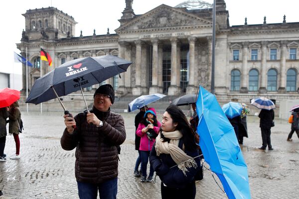 Люди в Берлине во время ураганного ветра - Sputnik Латвия