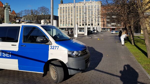 Policija apšaudes notikuma vietā Brīvības laukumā, Tallinā - Sputnik Latvija