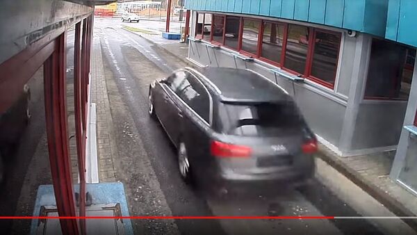 Latvietis ar automobili mēģināja izlauzties cauri robežai: novērošanas kameru video - Sputnik Latvija