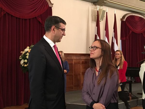 Министр благосостояния Янис Рейрс с выпускницей детдома Кариной Петерсоне Министр благосостояния Янис Рейрс с выпускницей детдома Кариной Петерсоне - Sputnik Латвия