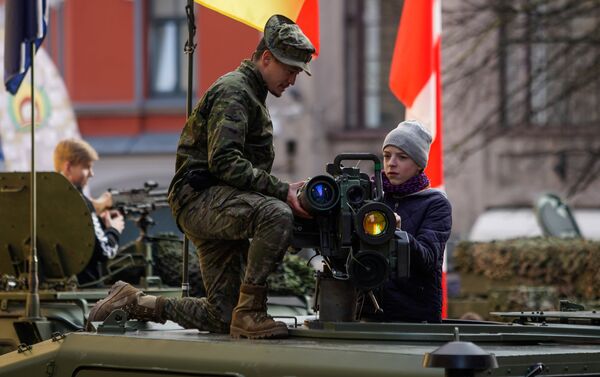 Испанский военный показывает мальчику противотанковую ракету SPIKE - Sputnik Латвия