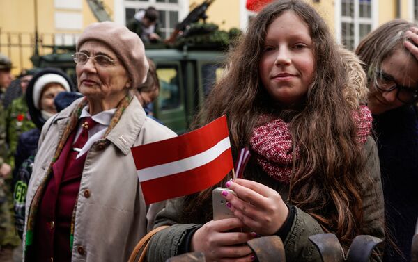Девушка с флагом Латвии - Sputnik Латвия