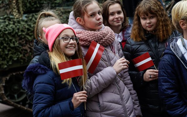 Дети с латвийскими флажками - Sputnik Латвия