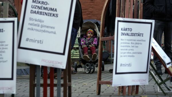 Участники пикета против торговли здоровьем у Сейма Латвии Участники пикета против торговли здоровьем у Сейма Латвии - Sputnik Латвия