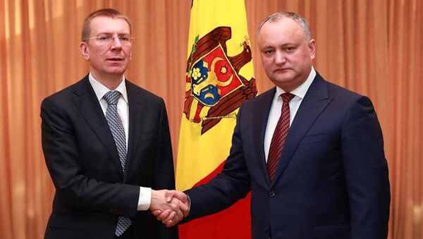 Президент Молдавии Игорь Додон (справа) и министр иностранных дел Латвии Эдгарс Ринкевичс - Sputnik Латвия