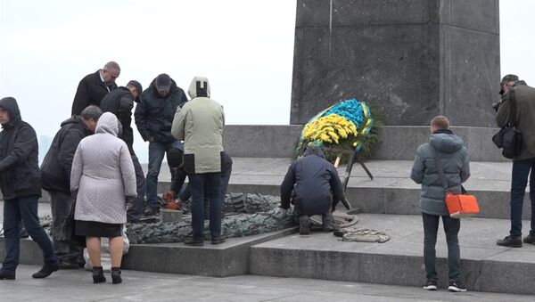Неизвестные в Киеве залили цементом мемориал Вечный огонь - Sputnik Латвия
