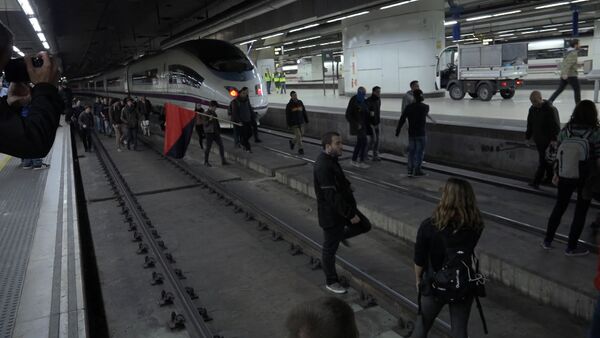 В Барселоне протестующие заблокировали железнодорожную станцию - Sputnik Латвия