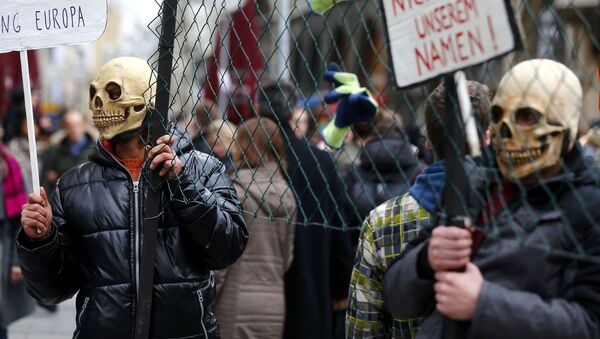 Не от нашего имени! - демонстрация против приема беженцев - Sputnik Latvija