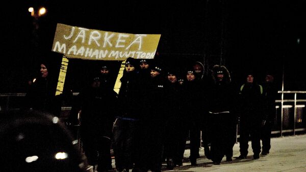 Группа, которая называет себя Воины Одина с плакатом Здравый смысл иммиграции - Sputnik Латвия