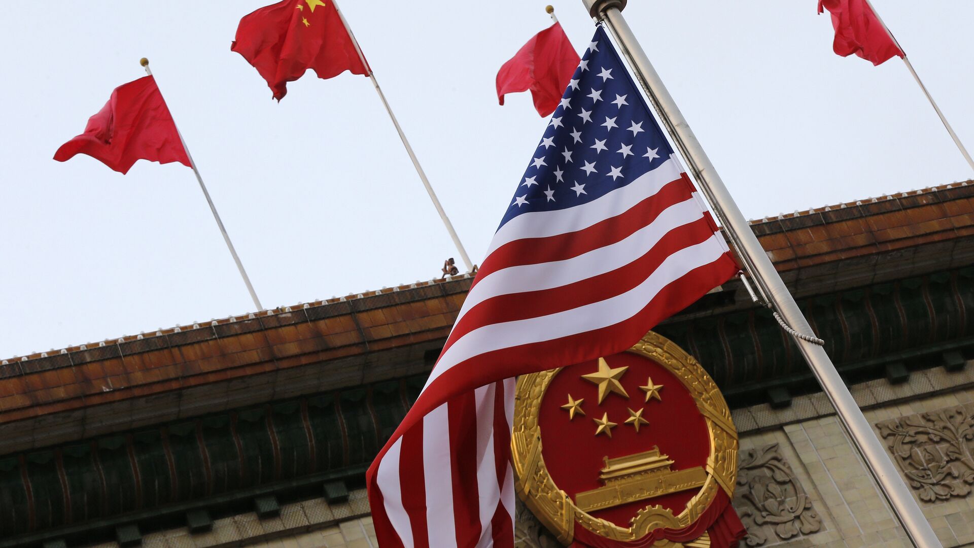 Флаги США и Китая во время визита Дональда Трампа в Пекин 9 ноября 2017 года - Sputnik Латвия, 1920, 12.12.2021