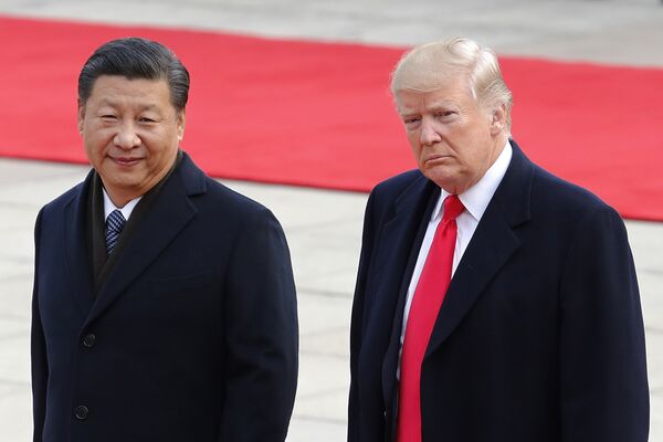 Президент США Дональд Трамп и лидер КНР Си Цзиньпин на встрече в Пекине 9 ноября 2017 г. Президент США Дональд Трамп и лидер КНР Си Цзиньпин на встрече в Пекине 9 ноября 2017 г. - Sputnik Латвия