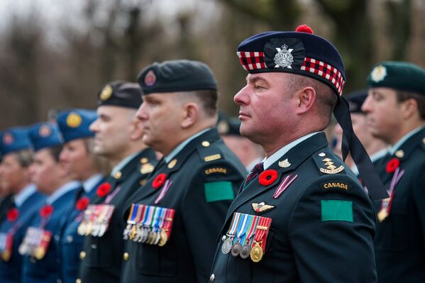 Военнослужащие Канады на церемонии в день Лачплесиса на Братском кладбище - Sputnik Латвия