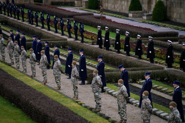 Солдаты построились у могил на Братском кладбище - Sputnik Латвия