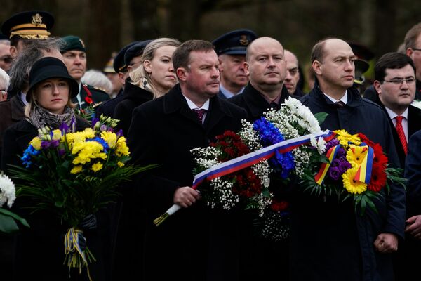 В торжественной церемонии в день Лачплесиса на Братском кладбище принял участие посол Словакии Петер Хатьяр - Sputnik Латвия