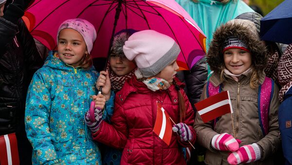 Дети на параде в день Лачплесиса - Sputnik Latvija