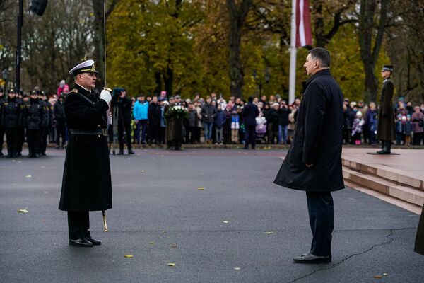Президенту докладывают о готовности войск к параду Президенту докладывают о готовности войск к параду - Sputnik Латвия