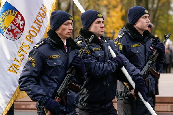 Представители Государственной полиции на параде в день Лачплесиса у Памятника Свободы - Sputnik Латвия