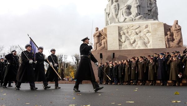 Парад в день Лачплесиса у Памятника Свободы - Sputnik Латвия