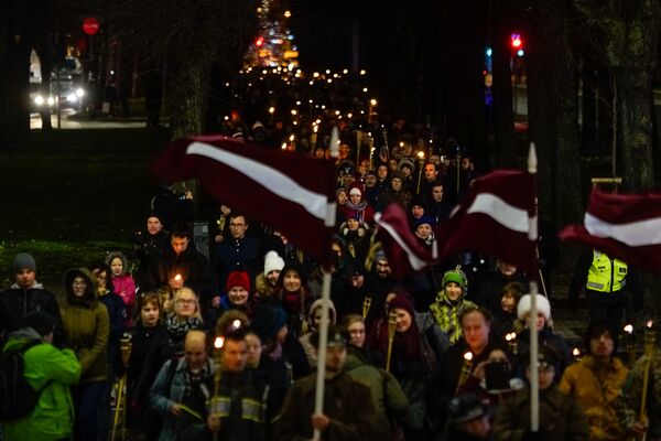 Факельное шествие в день Лачплесиса - Sputnik Латвия