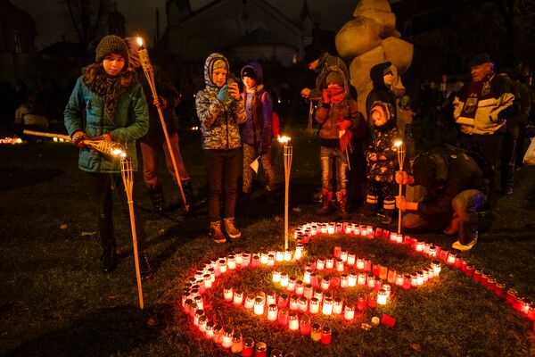 Латвийцы зажгли свечи в память о погибших солдатах у стен Рижского замка - Sputnik Латвия