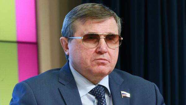 Первый заместитель председателя комитета Государственной Думы РФ по образованию и науке Олег Смолин - Sputnik Латвия