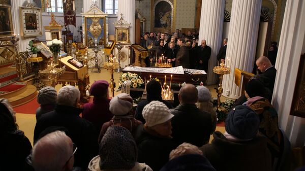 Рижане пришли попрощаться с Михаилом Задорновым Рижане пришли попрощаться с Михаилом Задорновым - Sputnik Latvija
