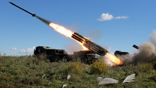 Реактивная артиллерийская батарея системы залпового огня БМ-27 Ураган во время стрельбы на учениях артиллерийских подразделений в Приморском крае - Sputnik Latvija