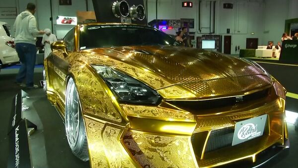 На автосалоне в Дубае представили золотой спорткар - Sputnik Латвия