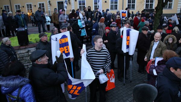 Шествие в знак протеста против перевода школ национальных меньшинств на латышский язык Шествие в знак протеста против перевода школ национальных меньшинств на латышский язык - Sputnik Латвия