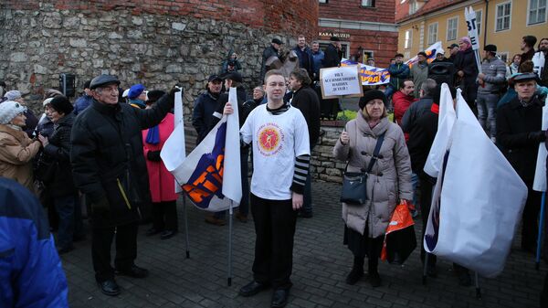 Шествие в знак протеста против перевода школ национальных меньшинств на латышский язык Шествие в знак протеста против перевода школ национальных меньшинств на латышский язык - Sputnik Латвия