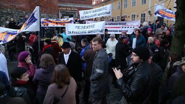 Protesta akcija pret mazākumtautību skolu pāreju pie latviešu mācību valodas - Sputnik Latvija