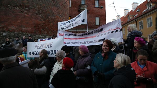 Шествие в знак протеста против перевода школ национальных меньшинств на латышский язык Шествие в знак протеста против перевода школ национальных меньшинств на латышский язык - Sputnik Латвия