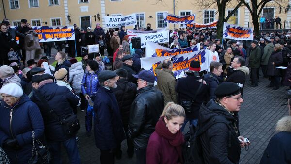 Шествие в знак протеста против перевода школ национальных меньшинств на латышский язык - Sputnik Латвия