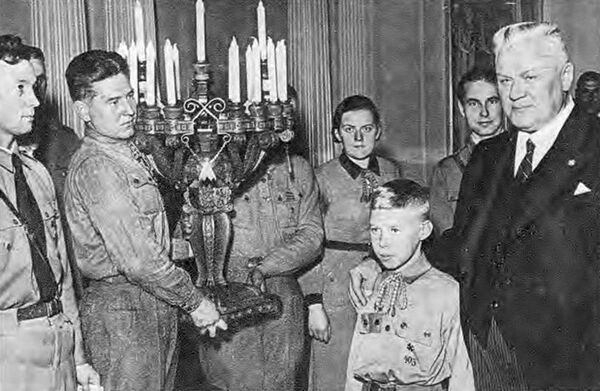 18 ноября 1938 года мальчик дарит президенту Улманису подсвечник 18 ноября 1938 года мальчик дарит президенту Улманису подсвечник - Sputnik Latvija