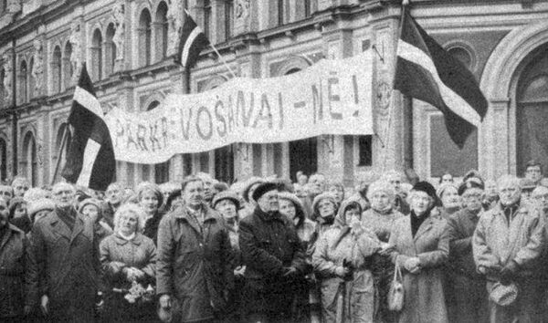 18 ноября 1991 года на Домской площади под лозунгом Русификации — нет! 18 ноября 1991 года на Домской площади под лозунгом Русификации — нет! - Sputnik Latvija