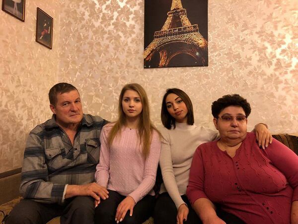 Сестры Даниэла и Снежана с дедушкой Геннадием и бабушкой Людмилой Сестры Даниэла и Снежана с дедушкой Геннадием и бабушкой Людмилой - Sputnik Латвия