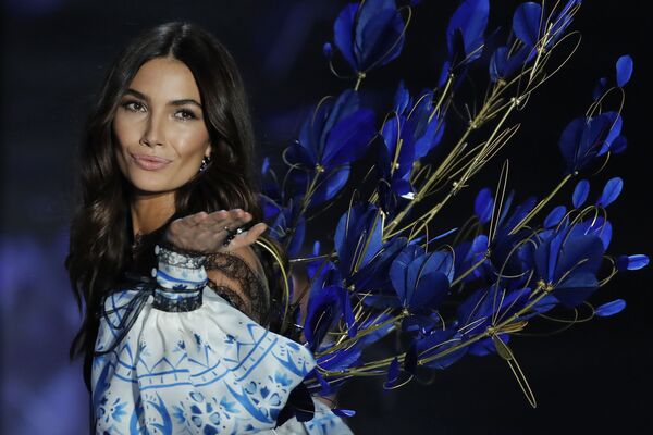 Модель Лили Олдридж во время шоу Victoria's Secret в Шанхае, Китай Модель Лили Олдридж во время шоу Victoria's Secret в Шанхае, Китай - Sputnik Латвия
