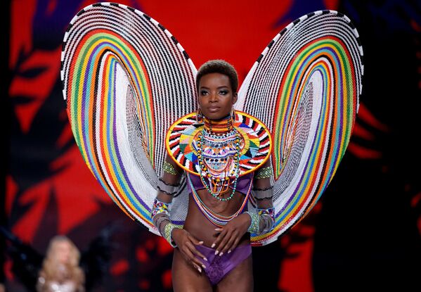 Модель Мария Боргес во время шоу Victoria's Secret в Шанхае, Китай Модель Мария Боргес во время шоу Victoria's Secret в Шанхае, Китай - Sputnik Латвия